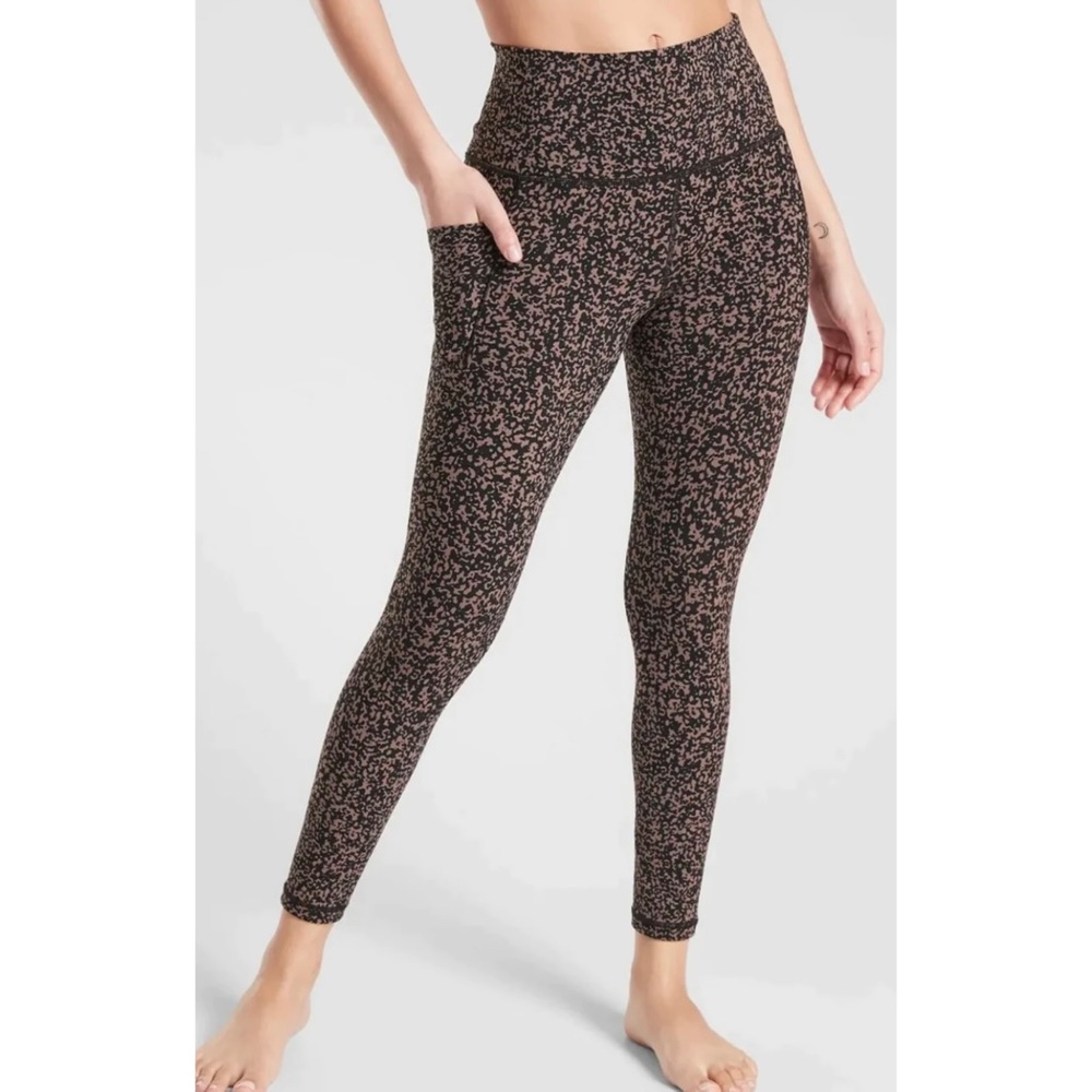 EUC Athleta Salutation Stash Gravel Tight. Size M.